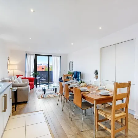 Modern 3-Bedroom, 1-Bathroom Apartment In East London